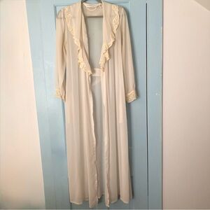 Vintage 90’s Victoria’s Secret dressing robe bridal robe. Size small.